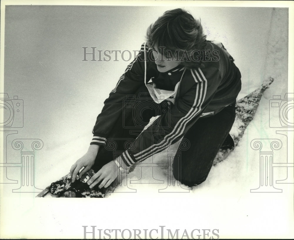 1983, Valerie Ross repairs lacing at World Championship Snowshoe Race - Historic Images
