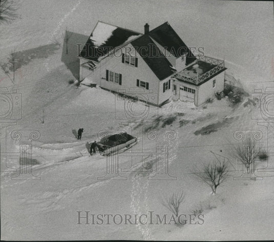 1956 Press Photo Men attempted to start an automobile after snow storm Wisconsin-Historic Images