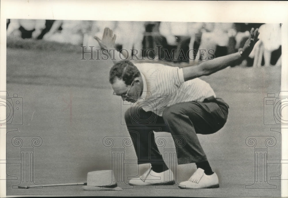 1964 Press Photo Chi Chi Rodriguez Flaps His 'Wings' on 18th Hole in Illinois - Historic Images