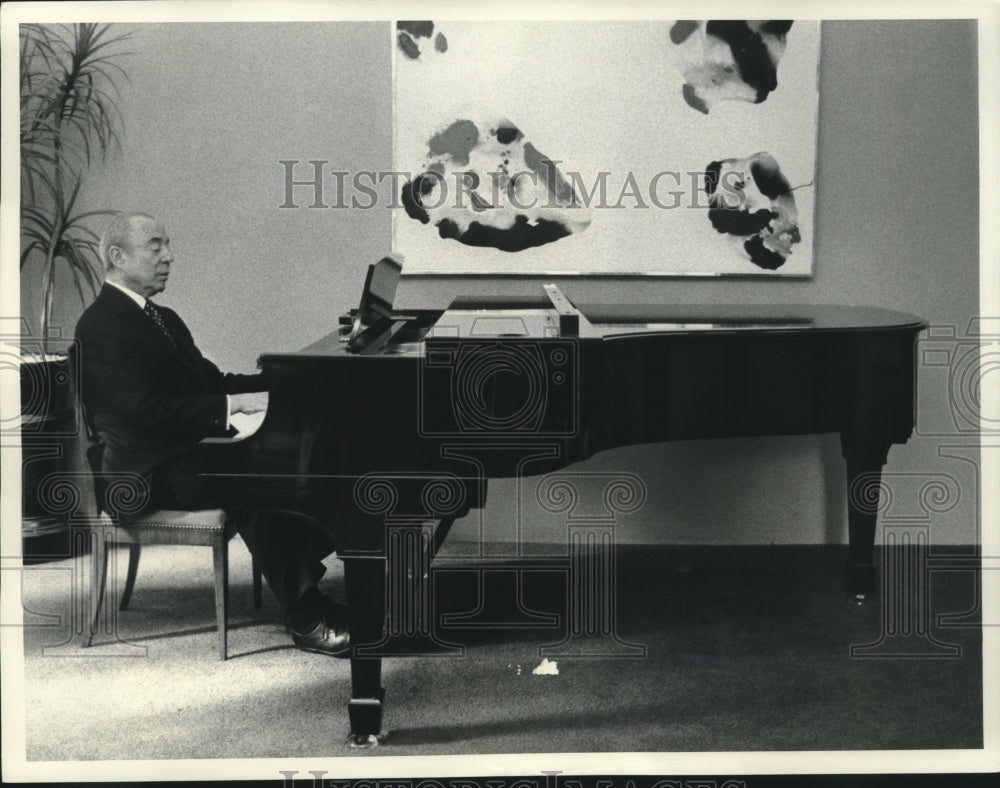 1975 Press Photo Composer Richard Rodgers Playing Piano in His Manhattan Office - Historic Images