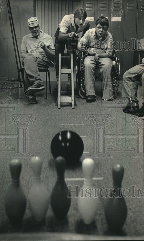 1986, Learning bowling at a United Way of Greater Milwaukee center - Historic Images