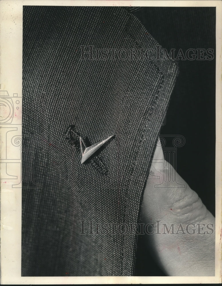1965 Press Photo A gold check lapel pin for Milwaukee United Way executives - Historic Images
