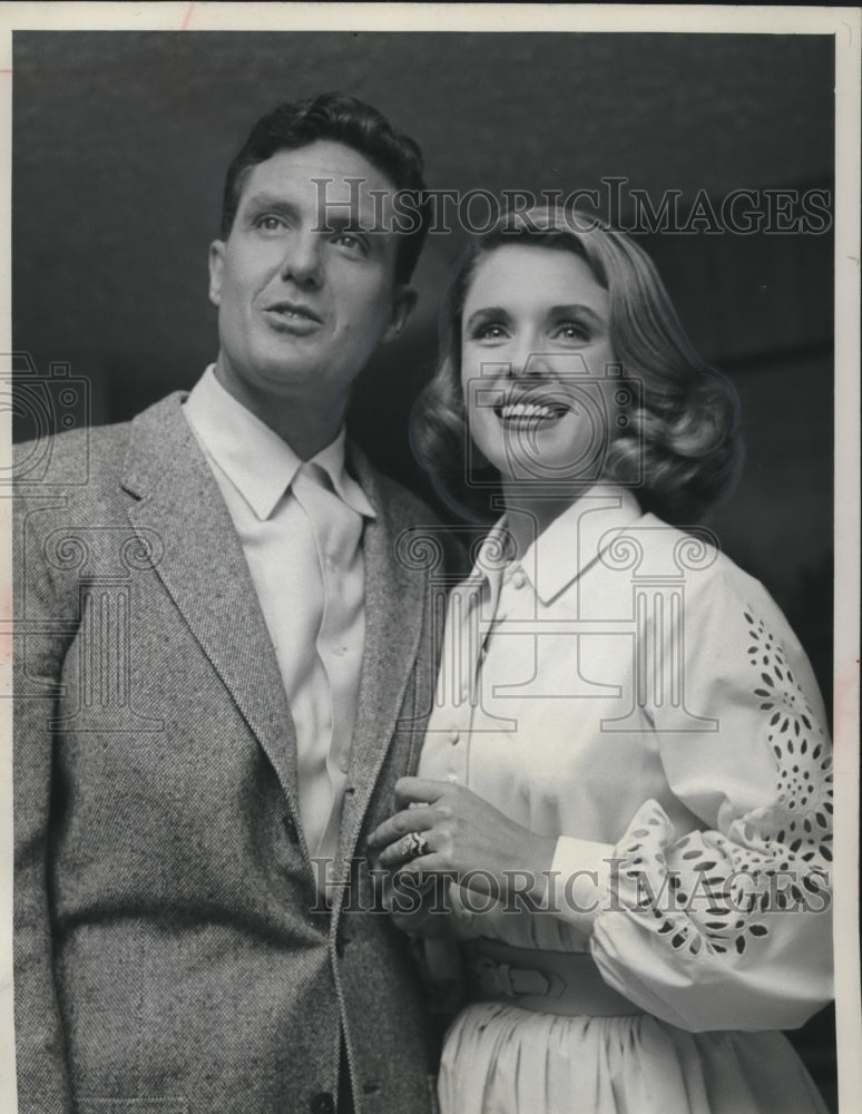 1960 Press Photo Actor Robert Stack with wife Rosemarie - mjc04839-Historic Images