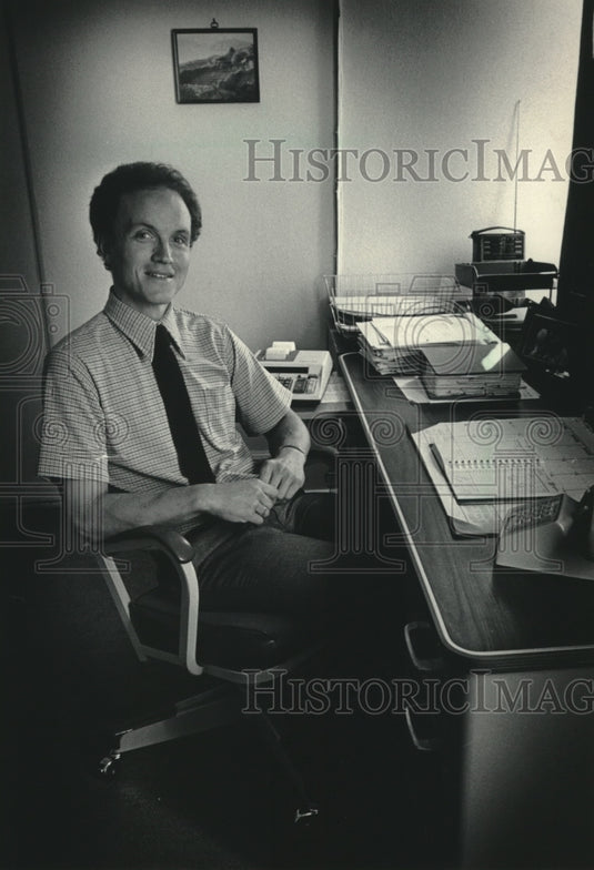 1984, Peter Sleasar oversees foster-home placements for Waukesha Co. - Historic Images
