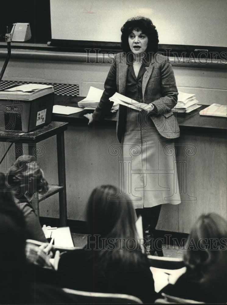 1979, Ethel Sloane teaches a course in biology of women at UWM - Historic Images