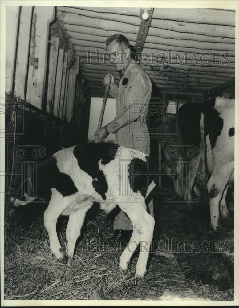 1973 Press Photo Astronaut Donald (Deke) Slayton at his brother's farm in Leon - Historic Images