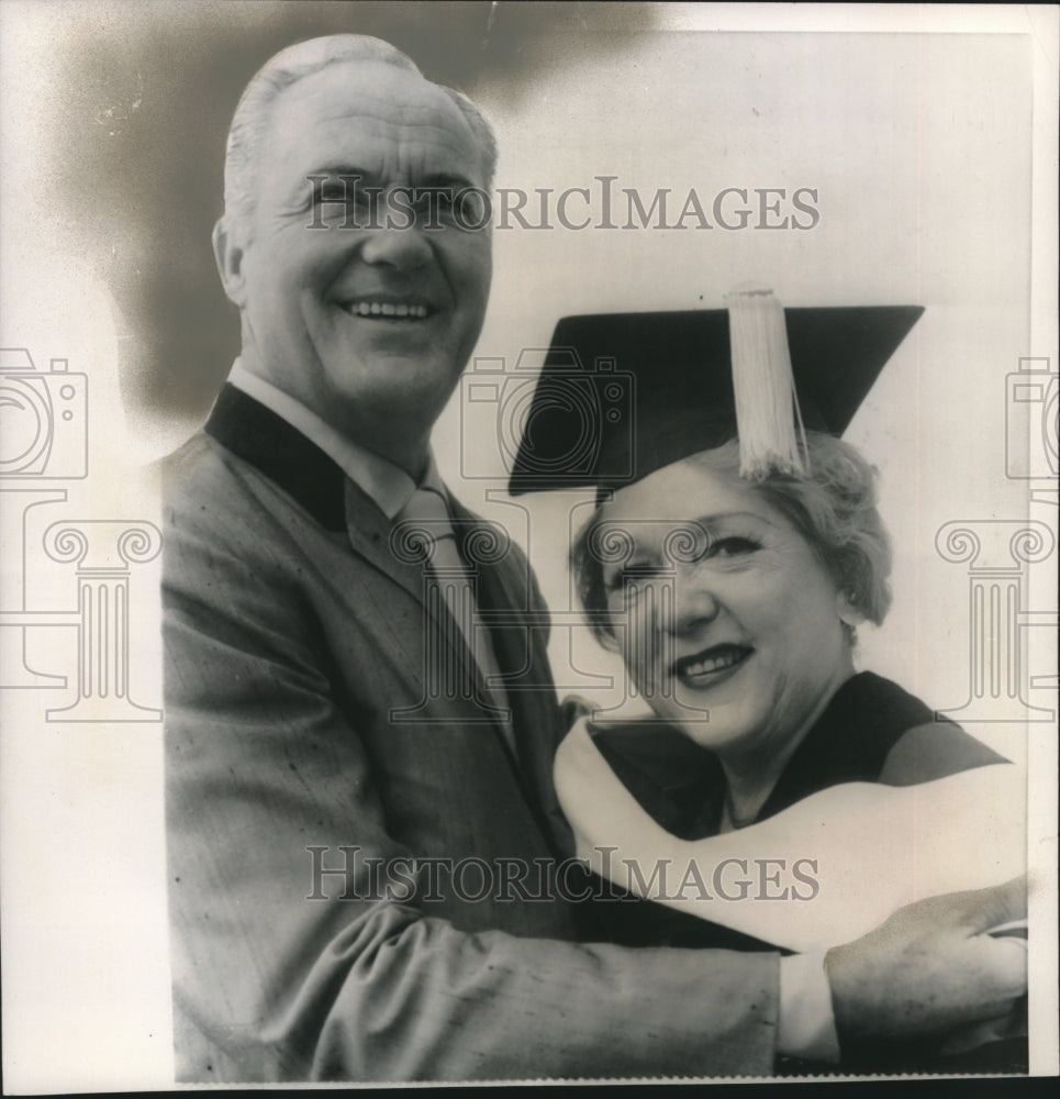 1981 Buddy Rogers &amp; Mary Pickford as she receives honorary degree - Historic Images