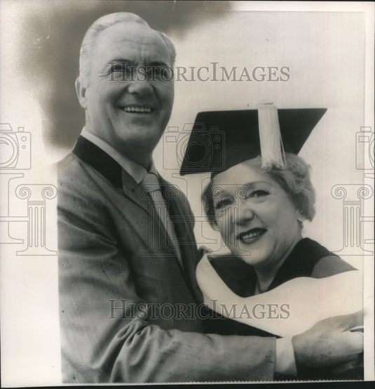1981 Buddy Rogers & Mary Pickford as she receives honorary degree - Historic Images