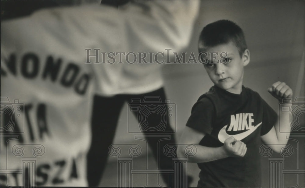 1988 Press Photo Paul Simko in martial arts class, Bay View Community Center - Historic Images