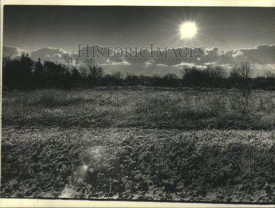 1991 Press Photo Sun rises over Mequon near field north of St James Church - Historic Images