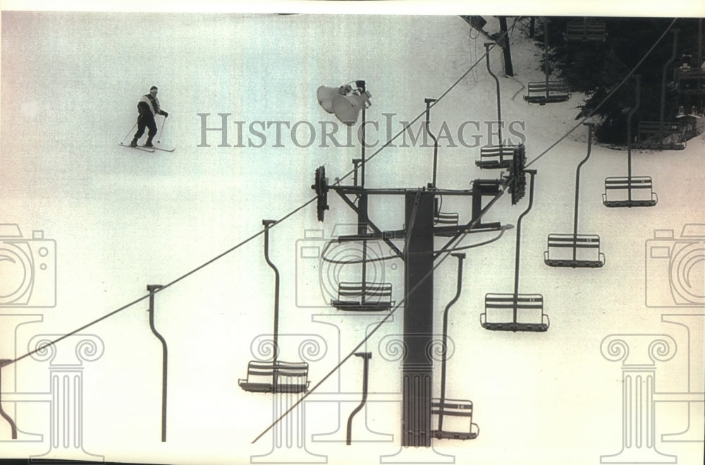 1994 Press Photo Skiers and ski lift at Little Switzerland, Slinger, Wisconsin - Historic Images
