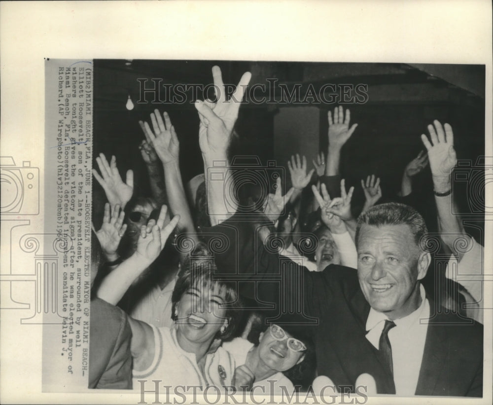 1965 Press Photo Elliott Roosevelt with well wishers in Miami Beach, Florida-Historic Images