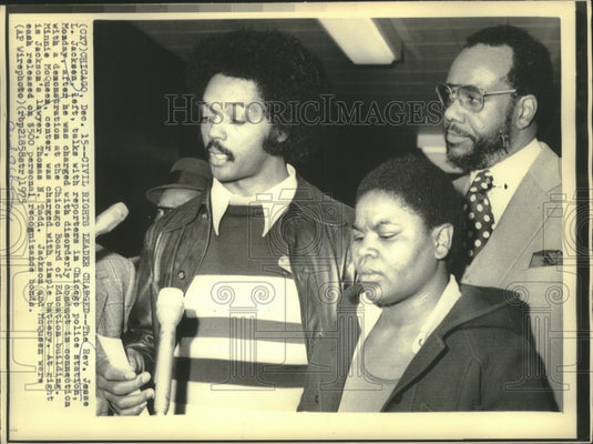 1975 Press Photo Reverend Jessie Jackson, others, speak with Chicago reporters - Historic Images