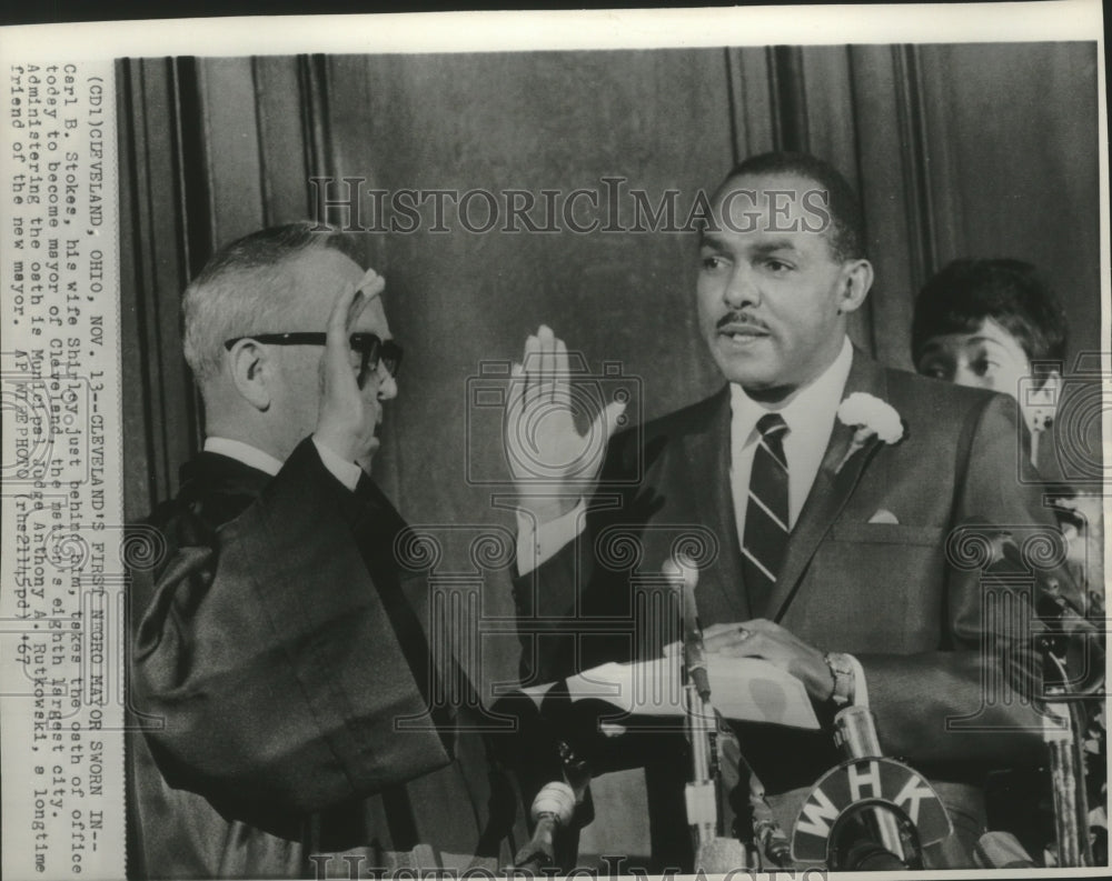 1967 Press Photo Carl Stokes is sworn in for mayor by Judge Rutkowski, Ohio.-Historic Images