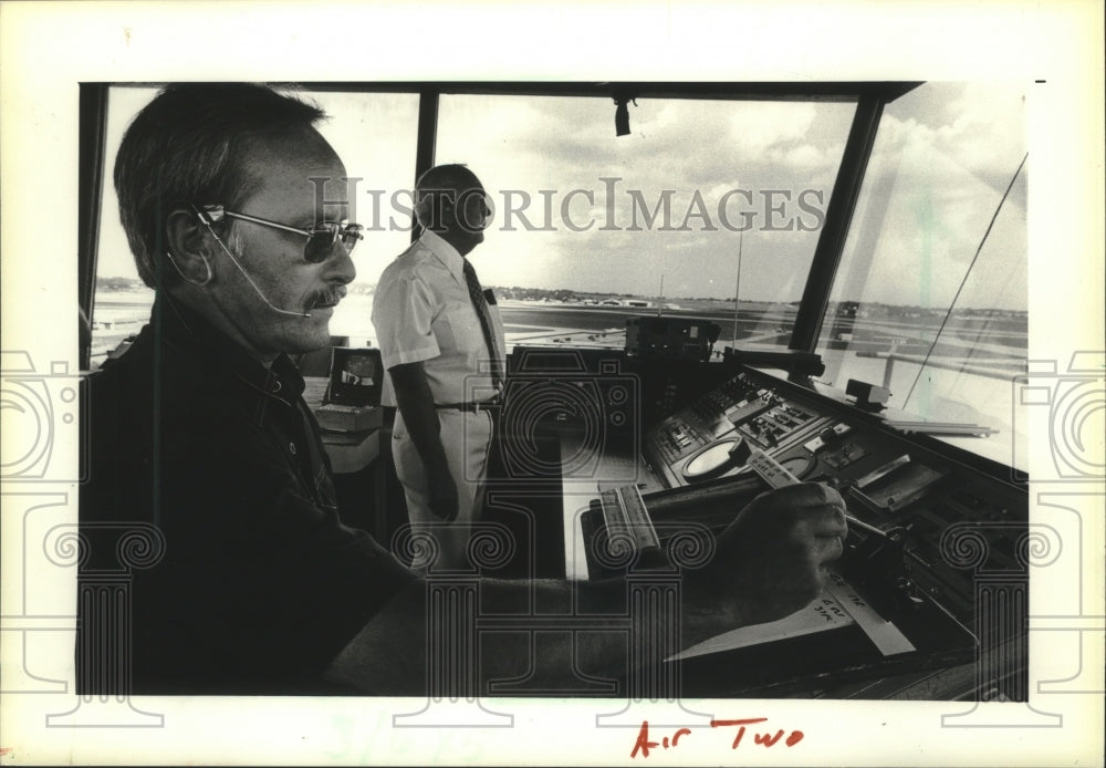 1981 Press Photo Edward Grath, Harley Kohl monitored Mitchell Field air traffic - Historic Images