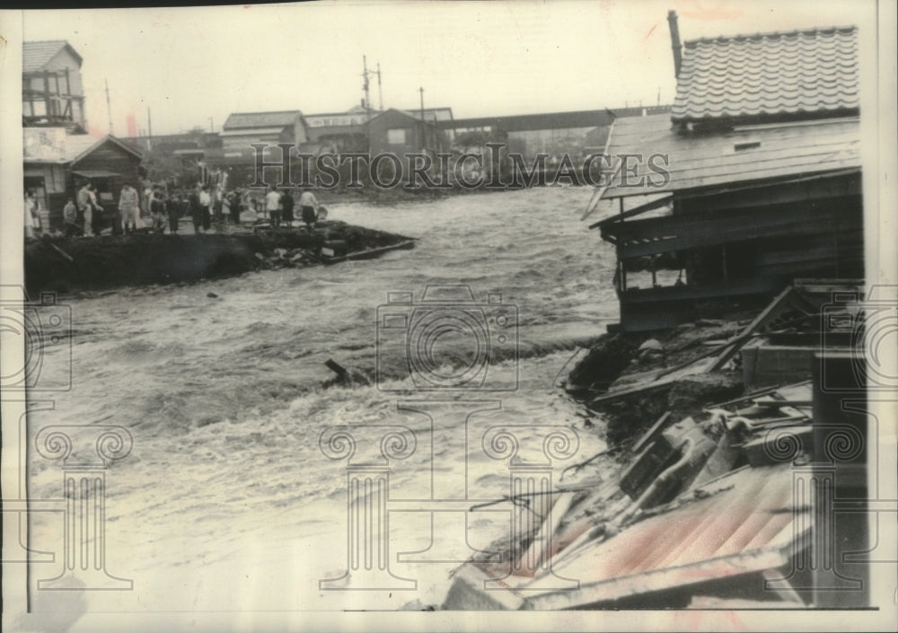 1958 Press Photo Flooding caused by Typhoon Ida Meguro River, Tokyo Japan-Historic Images