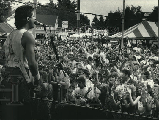 1991 Press Photo The Surf Boys get the audience dancing at Summerfest - Historic Images