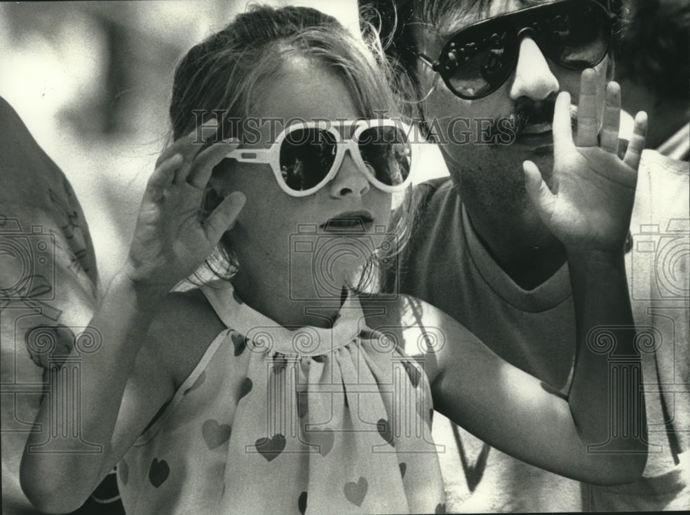 1990 Press Photo Audience participation at Summerfest in Maier Festival Park - Historic Images