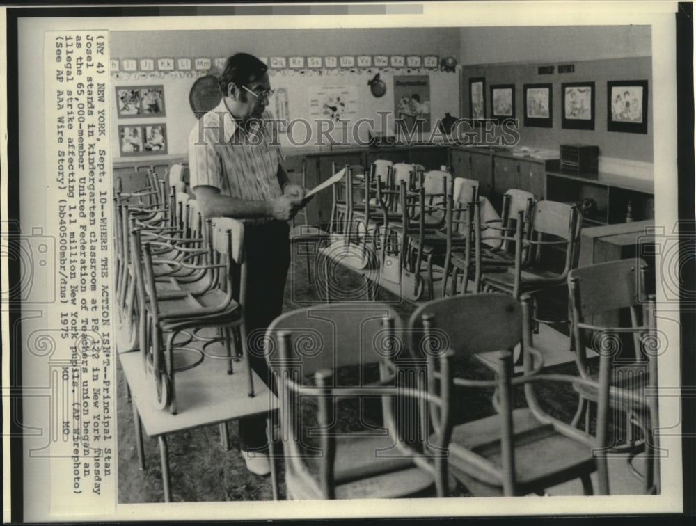 1975 Press Photo Principal Stan Josel in New York PS 122 classroom - mjc05158 - Historic Images