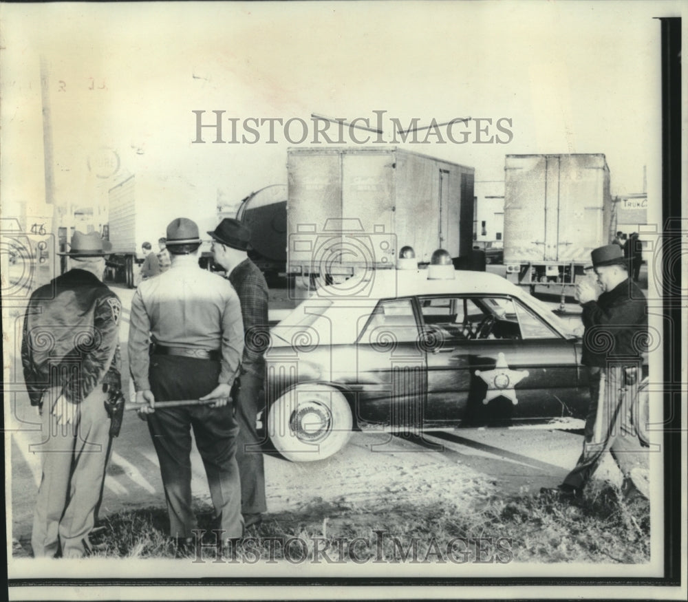 1967 Press Photo State patrolmen watch near Columbiana, Ohio to watch strike - Historic Images