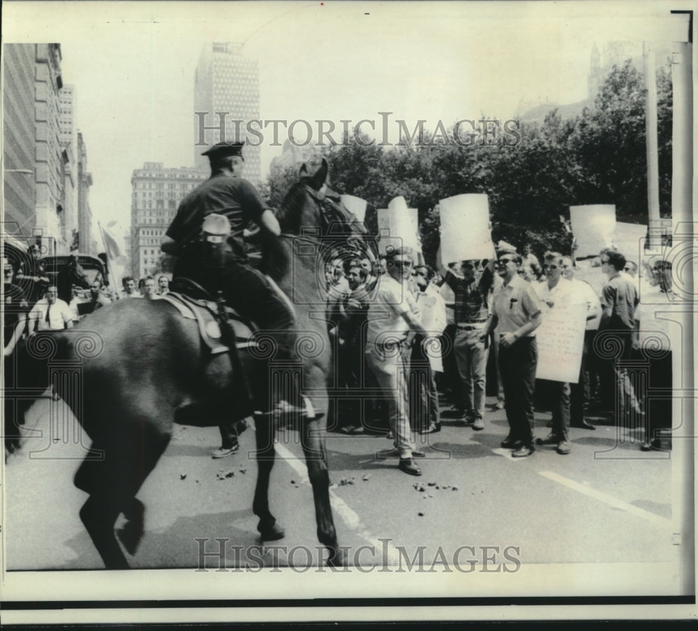 1967 Press Photo A New York city mounted policeman wheeled toward a picketer - Historic Images
