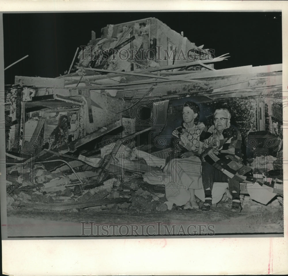 1966 Press Photo Mr. and Mrs. M.L. McCoy in front of destroyed apartment, Kansas - Historic Images