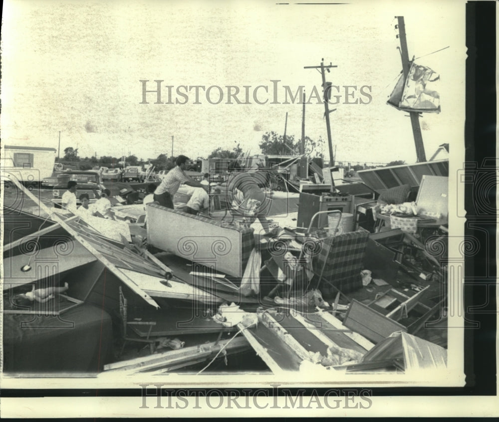 1970 Press Photo Robstown, TX families return to storm damaged homes - mjc05175 - Historic Images