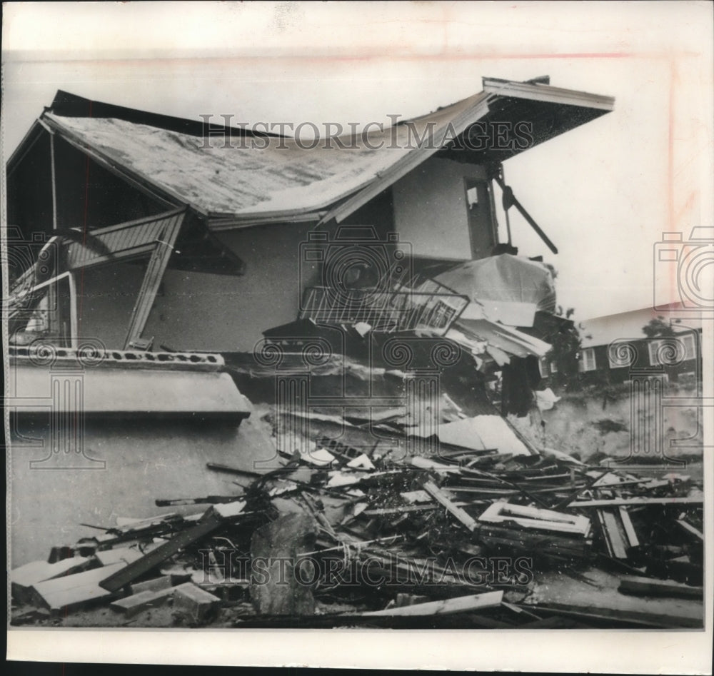 1964 Press Photo Apartment house destroyed by Atlantic Beach, Florida hurricane-Historic Images