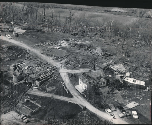 1965 Press Photo The barn, silo, farmhouse, other buildings damaged by tornado - Historic Images
