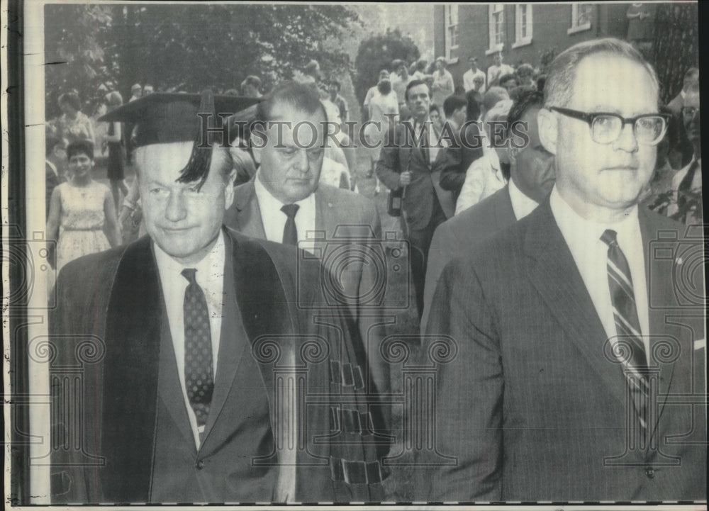 1968 Press Photo Nelson Rockefeller and secret service arrive in Meadville - Historic Images