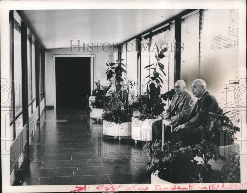 1962 Press Photo Elderly people sit in a glass-windowed hall in a Swedish home - Historic Images