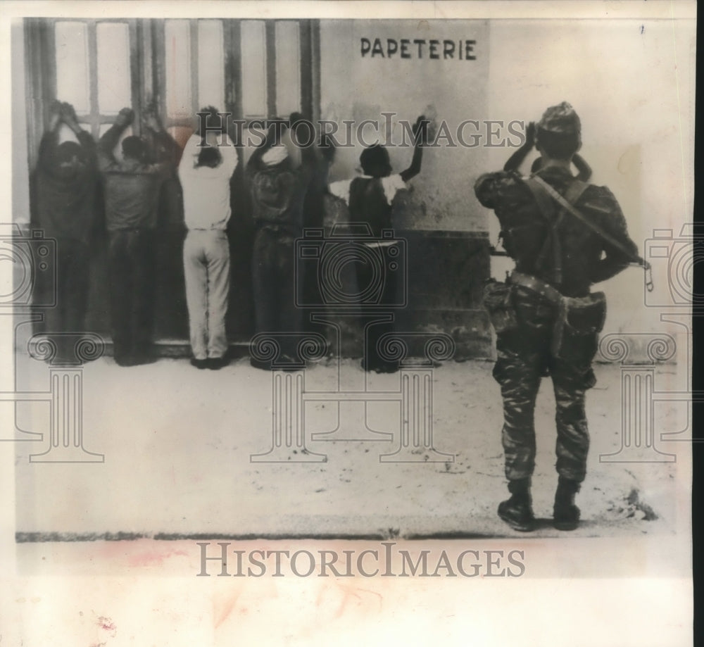 1961 Press Photo French paratrooper guards Tunisian prisoners lined up on wall- Historic Images
