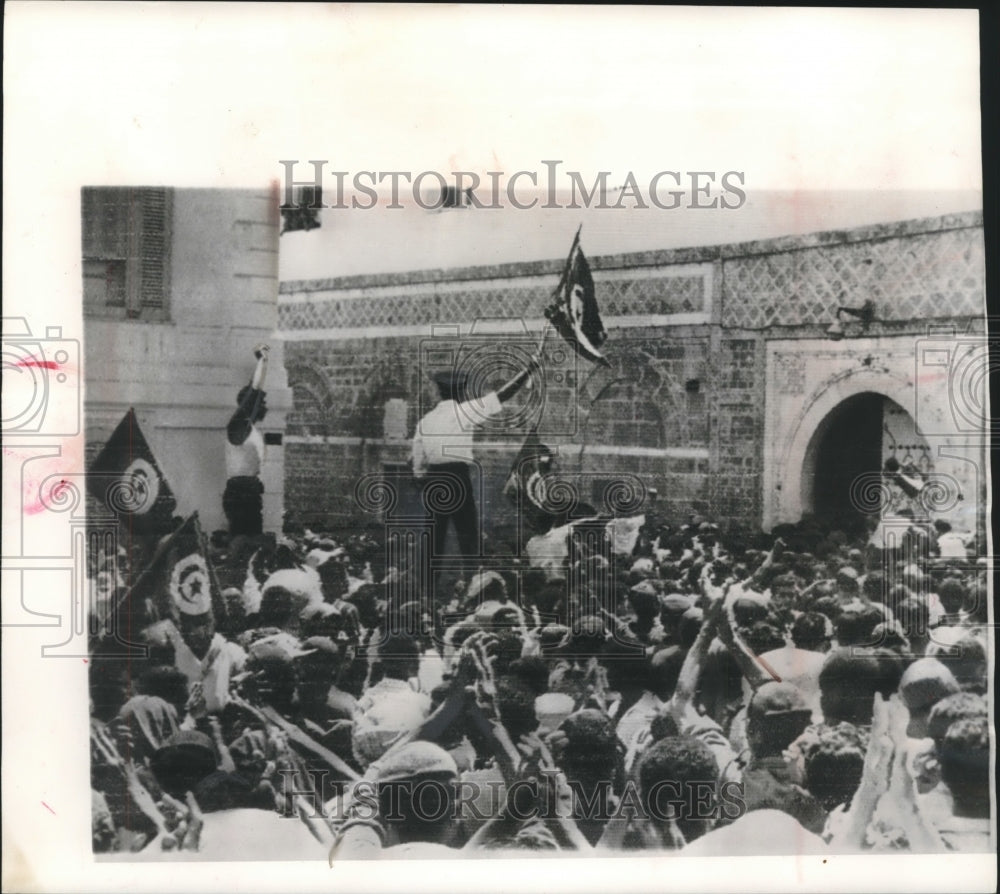 1961, Tunisians demonstrate in front of presidential palace in Tunis - Historic Images