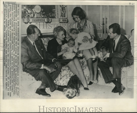 1965 Press Photo Former Queen Victoria Eugenia of Spain with her family - Historic Images
