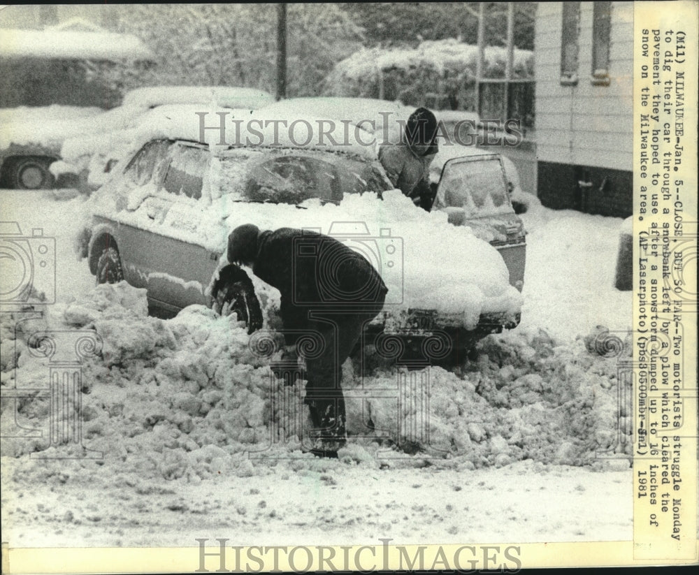 1981 Two motorists struggle to dig out after snow storm Milwaukee WI - Historic Images
