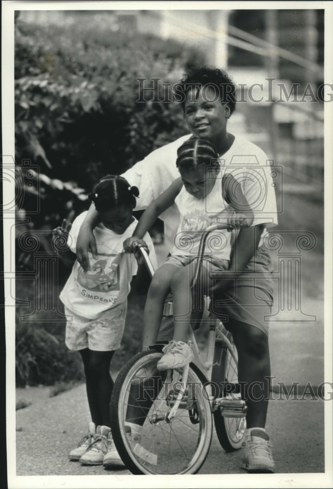 1991 Press Photo Shatima Collins and her sisters enjoying summer Wisconsin - Historic Images