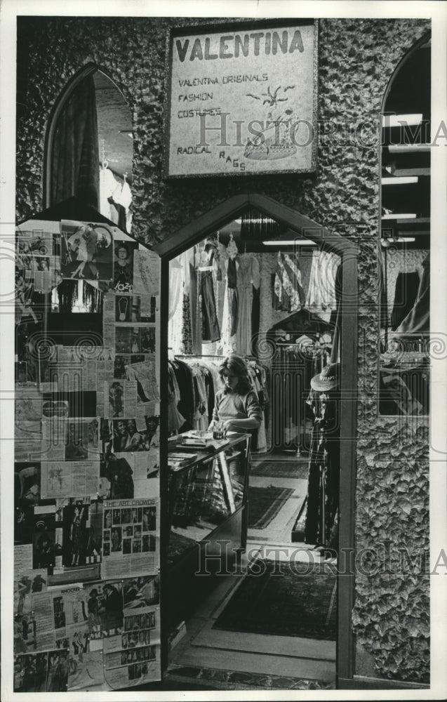 1974, The entrance to Valentina dress shop, Sydney HiH - mjc05455 - Historic Images