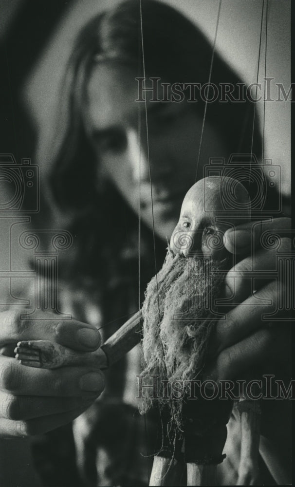 1975 Press Photo Sydney HIH, Puppet shop, Lee Dorval, with one of his creations - Historic Images