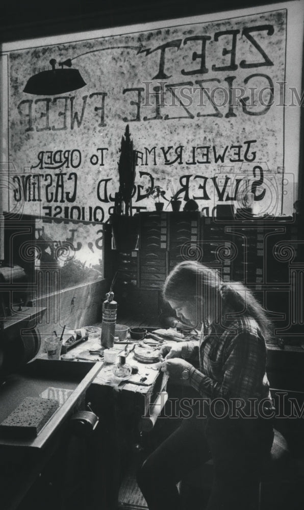 1975 Press Photo Dave Worman, setting a stone in his custom jewelry workshop - Historic Images