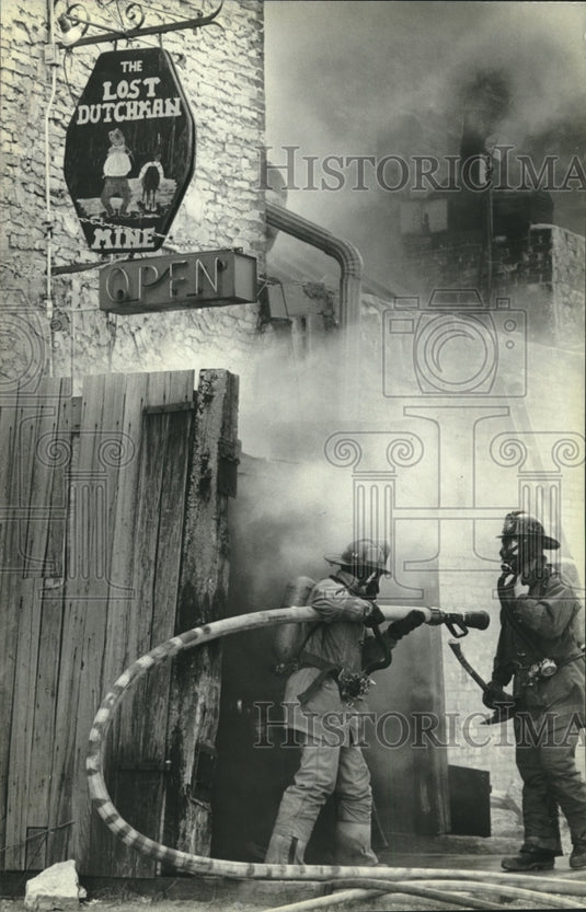 1980 Press Photo Firefighters battle blaze at Lost Dutchman Mine restaurant - Historic Images