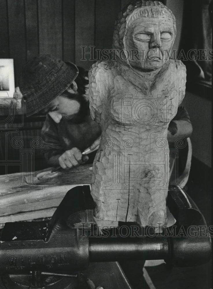 1875 Press Photo Gerd Sperzel, owner of Heart of the Wood Gallery, Sydney HIH-Historic Images