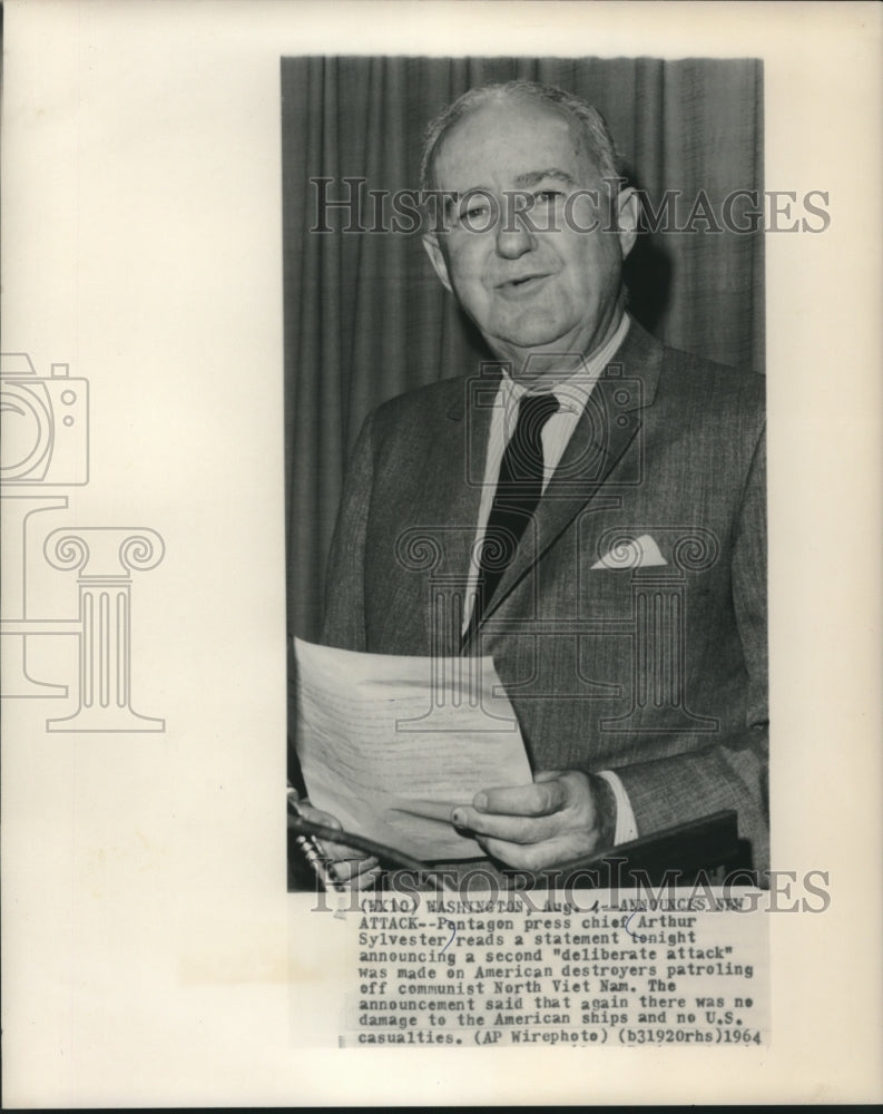 1964 Press Photo Pentagon press chief Arthur Sylvester read statement - Historic Images