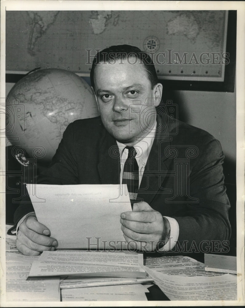 1964 Press Photo Stanley M. Swinton Assistant General Manager gives lectures - Historic Images