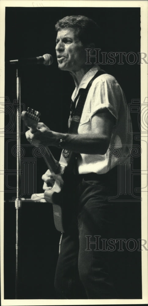 1987 Press Photo Veteran singer Johnny Rivers at the Pabst Stage, Summerfest - Historic Images