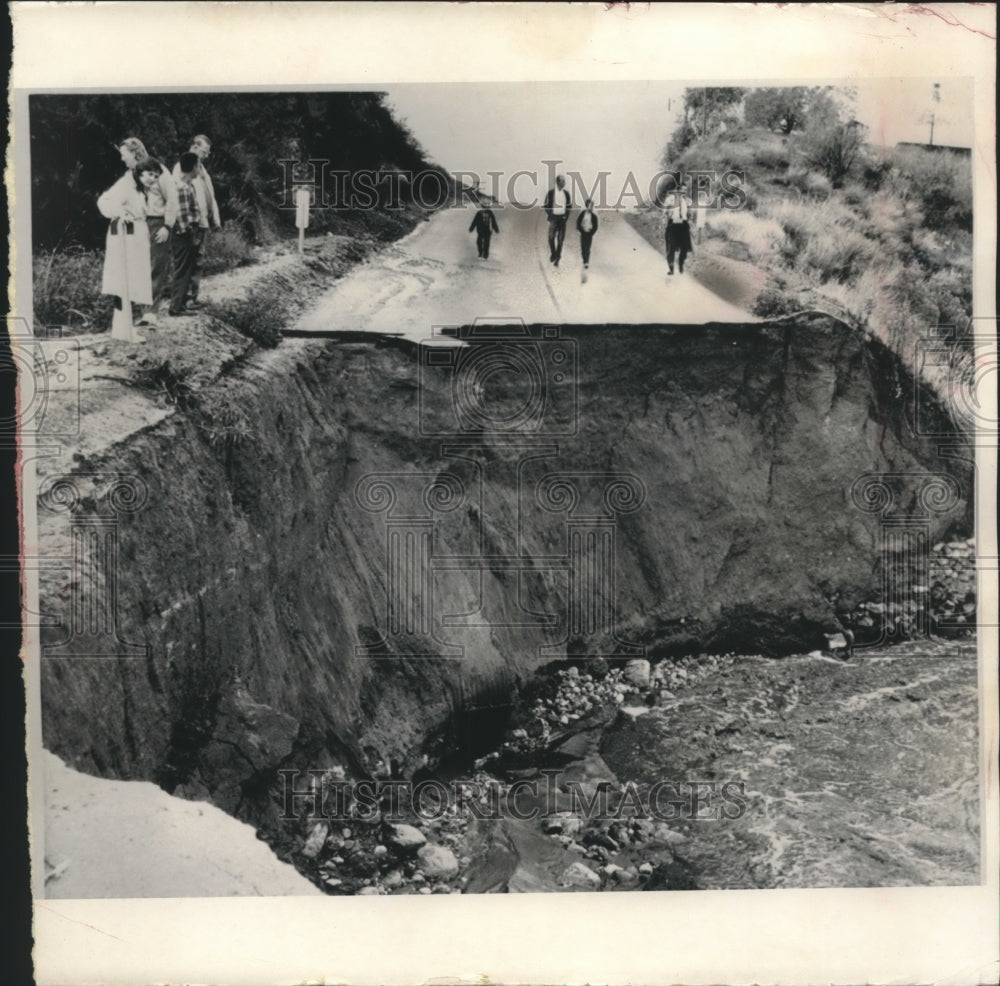 1965 Press Photo Highway 28 in California washed away after heavy storm rains - Historic Images