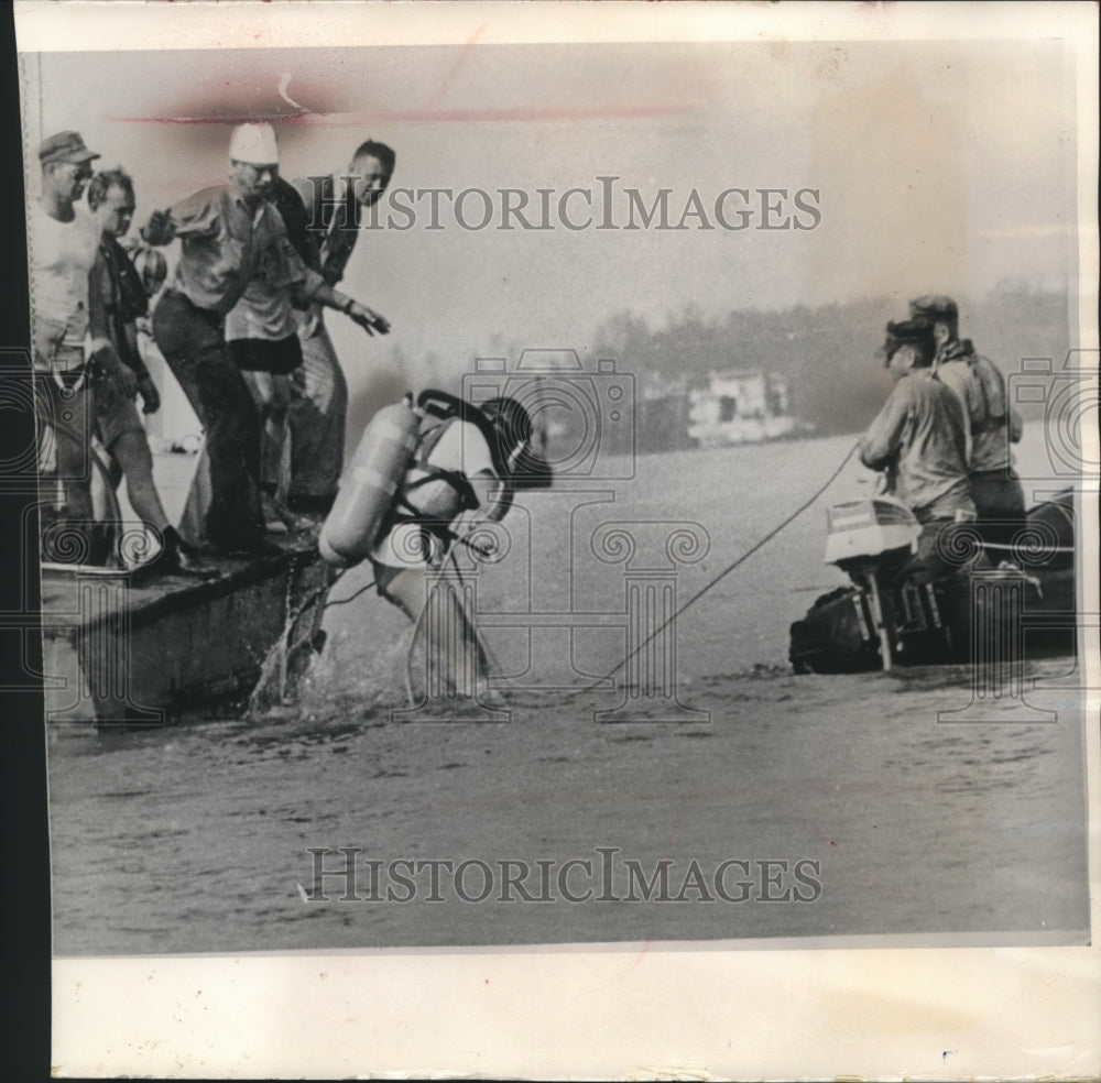 1965, United states navy diver in Mississippi River near Baton Rouge - Historic Images