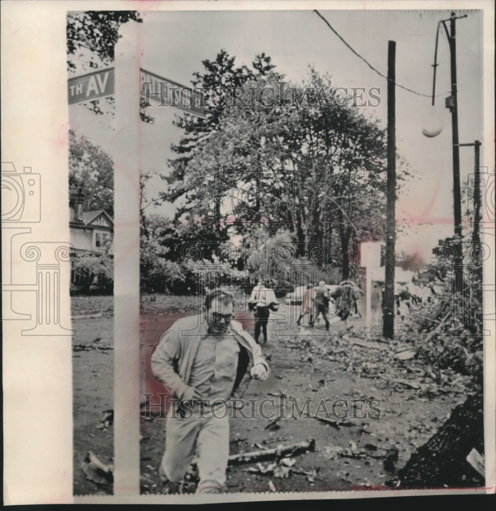 Press Photo Eugene, Oregon residents run for shelter as storm winds wreak havoc - Historic Images