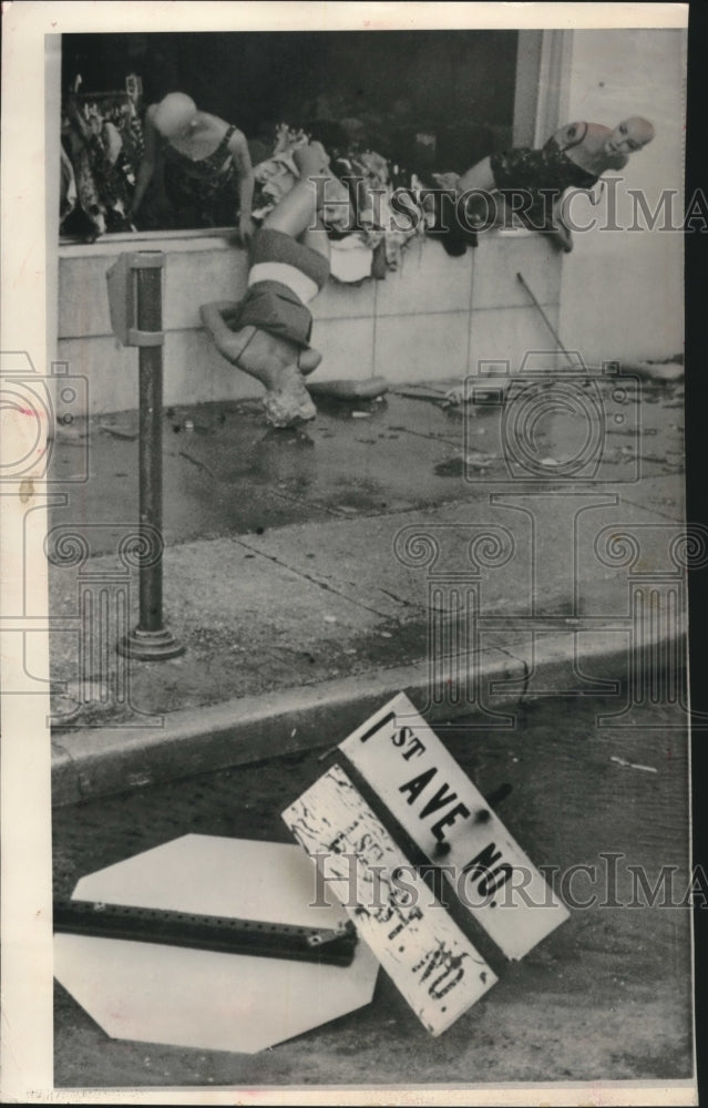 1964 Press Photo Aftermath of hurricane in Jacksonville Beach that hit business - Historic Images