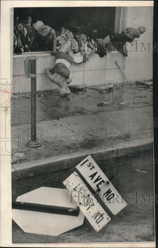1964 Press Photo Aftermath of hurricane in Jacksonville Beach that hit business - Historic Images