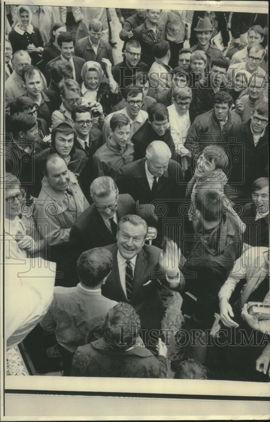 1968 Press Photo New York Governor Rockefeller waved to students, New York - Historic Images